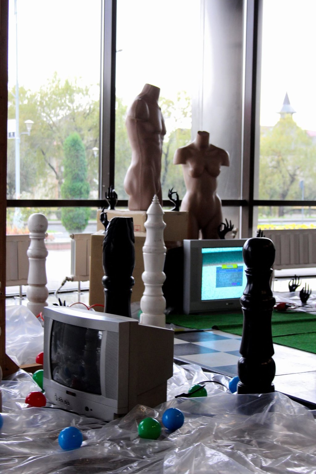 O instalatie multimedium / A Multimedium Installation ( 2014, analyzed by ChatGpt&nbsp;)